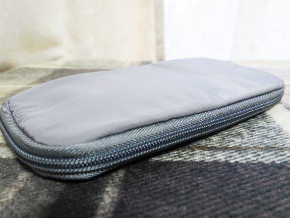 バッグの中で小物類がごちゃごちゃする問題→無印の990円ガジェットポーチですっきり解決！