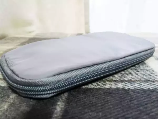 「バッグの中で小物類がごちゃごちゃする問題→無印の990円ガジェットポーチですっきり解決！」の画像