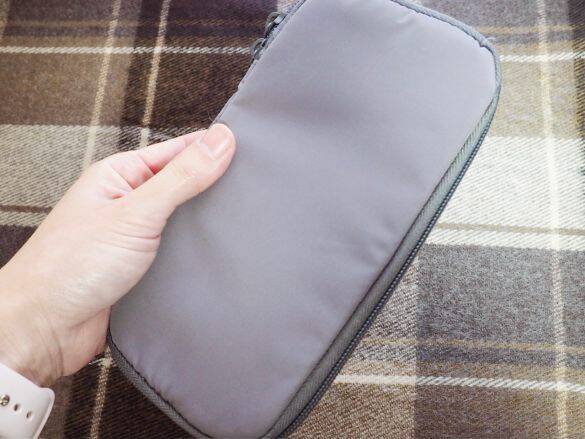 バッグの中で小物類がごちゃごちゃする問題→無印の990円ガジェットポーチですっきり解決！