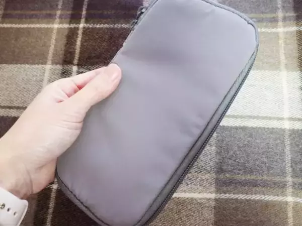 「バッグの中で小物類がごちゃごちゃする問題→無印の990円ガジェットポーチですっきり解決！」の画像