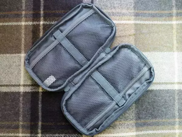 「バッグの中で小物類がごちゃごちゃする問題→無印の990円ガジェットポーチですっきり解決！」の画像