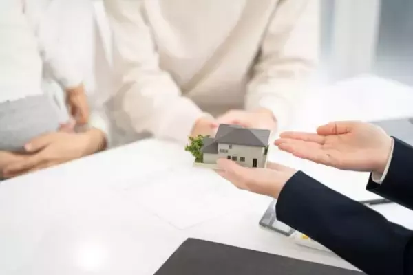 「絶対に信頼してはいけない「不動産営業マン」の特徴…危険な”セールストーク”にダマされている人は意外に多い」の画像