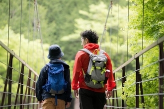 オムツの2歳児を背負って登山…父親の行動にヒヤッ。“登頂ハイ”に陥る親たちの危なすぎる判断