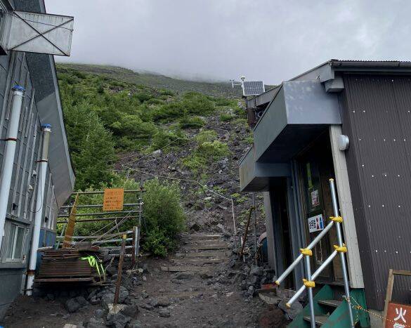 オムツの2歳児を背負って登山…父親の行動にヒヤッ。“登頂ハイ”に陥る親たちの危なすぎる判断