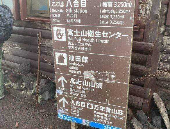 オムツの2歳児を背負って登山…父親の行動にヒヤッ。“登頂ハイ”に陥る親たちの危なすぎる判断