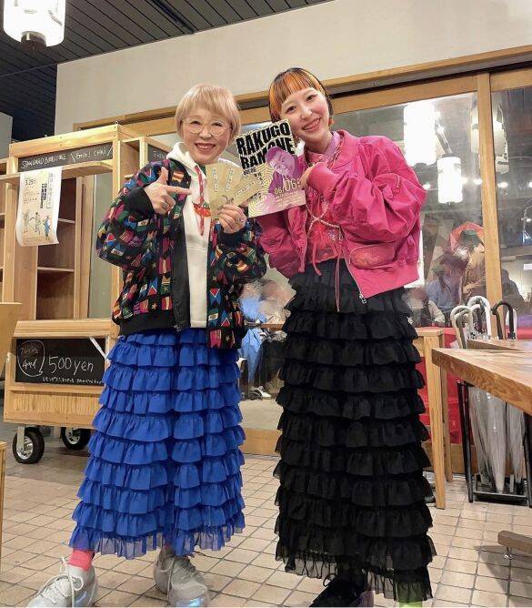 シニアは「上質で丁寧な服」じゃなきゃダメ？ 63歳“ド派手”女性に聞く、介護や仕事でしんどい時でも“ご機嫌に生きる”コツ