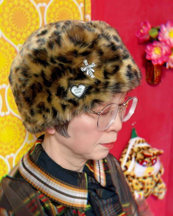 シニアは「上質で丁寧な服」じゃなきゃダメ？ 63歳“ド派手”女性に聞く、介護や仕事でしんどい時でも“ご機嫌に生きる”コツ