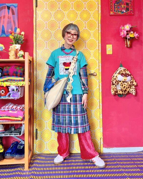 シニアは「上質で丁寧な服」じゃなきゃダメ？ 63歳“ド派手”女性に聞く、介護や仕事でしんどい時でも“ご機嫌に生きる”コツ