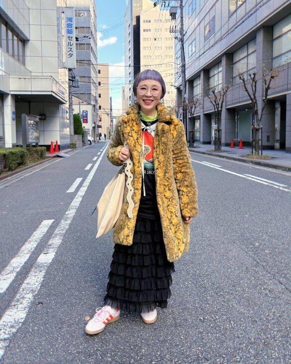 シニアは「上質で丁寧な服」じゃなきゃダメ？ 63歳“ド派手”女性に聞く、介護や仕事でしんどい時でも“ご機嫌に生きる”コツ