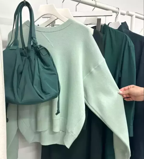 「ユニクロ2026春、買うべき新作＆色を40代スタイリストがズバリ！「もう品薄が始まってる人気色も…」」の画像