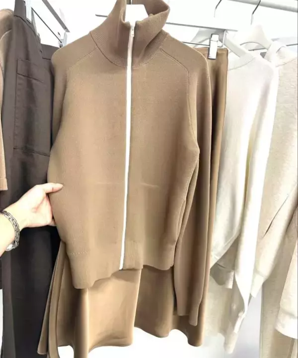 「ユニクロ2026春、買うべき新作＆色を40代スタイリストがズバリ！「もう品薄が始まってる人気色も…」」の画像