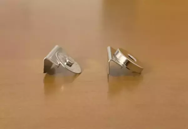 「「バッグの中が丸見え…」を110円で解決！ 挟むだけで“マグネット開閉式”に変身。手持ちのトート全てに取り付けたい」の画像