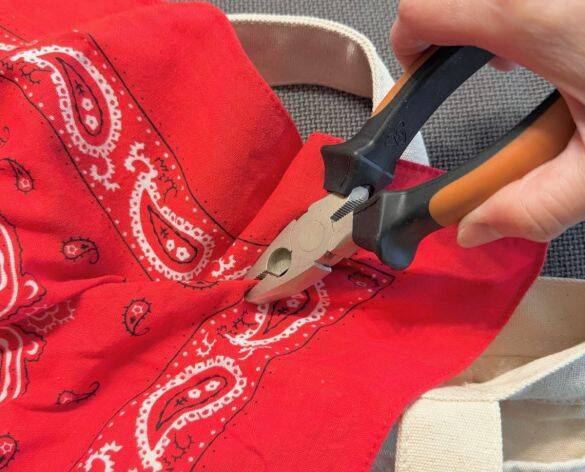 「バッグの中が丸見え…」を110円で解決！ 挟むだけで“マグネット開閉式”に変身。手持ちのトート全てに取り付けたい