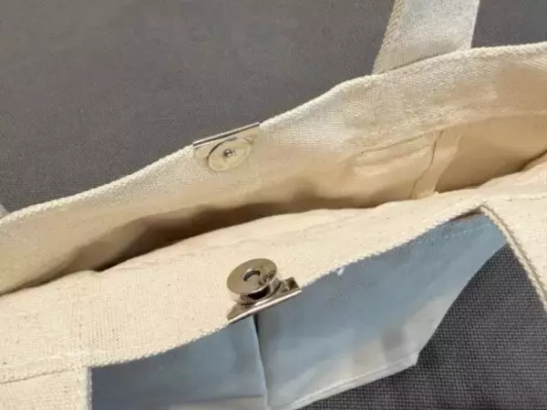 「「バッグの中が丸見え…」を110円で解決！ 挟むだけで“マグネット開閉式”に変身。手持ちのトート全てに取り付けたい」の画像