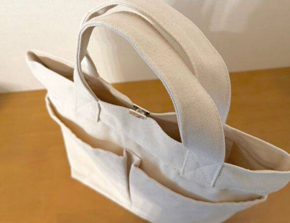 「バッグの中が丸見え…」を110円で解決！ 挟むだけで“マグネット開閉式”に変身。手持ちのトート全てに取り付けたい