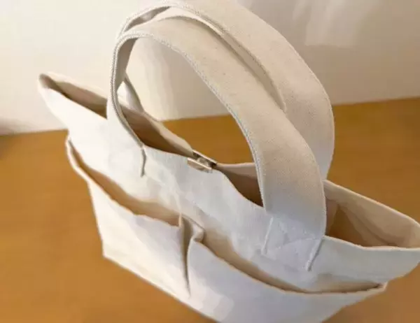 「「バッグの中が丸見え…」を110円で解決！ 挟むだけで“マグネット開閉式”に変身。手持ちのトート全てに取り付けたい」の画像