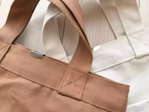 「「バッグの中が丸見え…」を110円で解決！ 挟むだけで“マグネット開閉式”に変身。手持ちのトート全てに取り付けたい」の画像