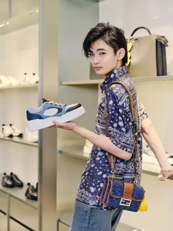 195cm長身、とんでもないショート丈…20歳モデルの“母親の名前”を聞いて納得。佇まいも態度もカッコいい／2025 人気記事top5