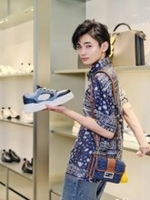 195cm長身、とんでもないショート丈…20歳モデルの“母親の名前”を聞いて納得。佇まいも態度もカッコいい／2025 人気記事top5