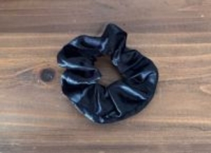 見た目は普通の「シュシュ」なのに…中にカギや小銭、リップまで入るなんて！ セリアの“小物入れシュシュ”で手ぶら生活