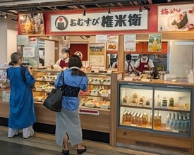 「コンビニより安いのに大きい！」おむすび権米衛が人気のワケ。130gの塩むすびが130円