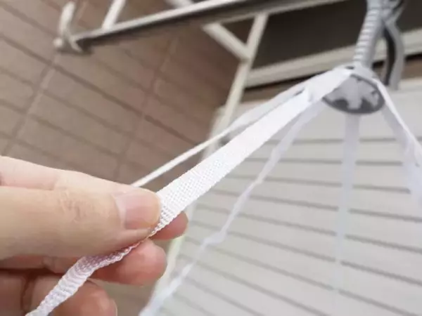 「ニットのセルフ洗いの不安が解消！ダイソー「100円グッズ」で型崩れ知らず」の画像