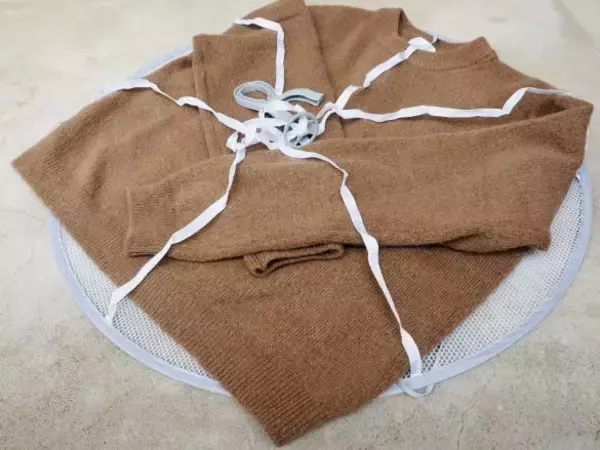 「ニットのセルフ洗いの不安が解消！ダイソー「100円グッズ」で型崩れ知らず」の画像