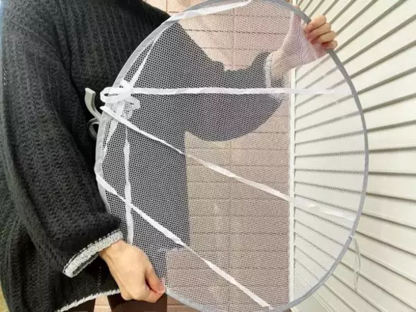 「ニットのセルフ洗いの不安が解消！ダイソー「100円グッズ」で型崩れ知らず」の画像