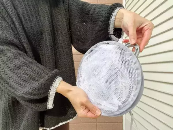 「ニットのセルフ洗いの不安が解消！ダイソー「100円グッズ」で型崩れ知らず」の画像