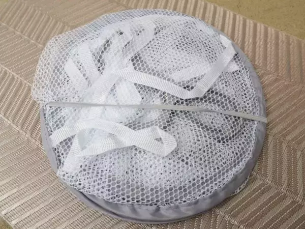 「ニットのセルフ洗いの不安が解消！ダイソー「100円グッズ」で型崩れ知らず」の画像