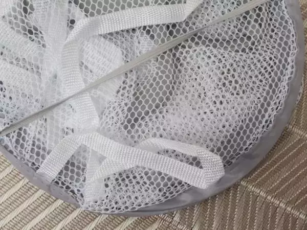 「ニットのセルフ洗いの不安が解消！ダイソー「100円グッズ」で型崩れ知らず」の画像