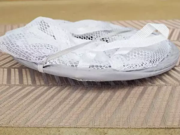 「ニットのセルフ洗いの不安が解消！ダイソー「100円グッズ」で型崩れ知らず」の画像