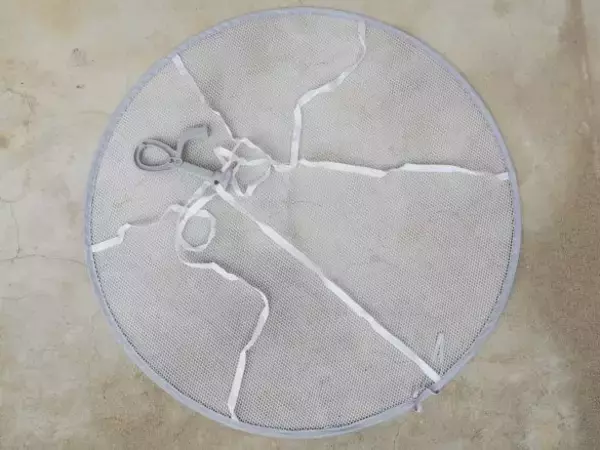 「ニットのセルフ洗いの不安が解消！ダイソー「100円グッズ」で型崩れ知らず」の画像