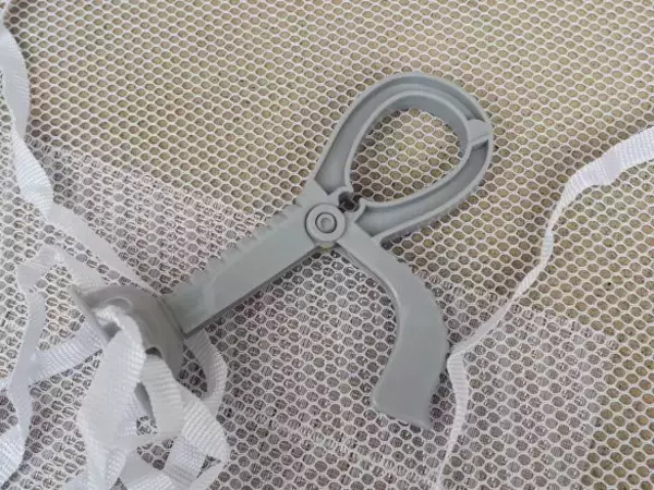 「ニットのセルフ洗いの不安が解消！ダイソー「100円グッズ」で型崩れ知らず」の画像