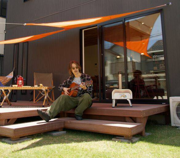 え、60歳に見えない！ 大バズり中の“還暦のイケオジ”って何者？ 48歳でパパに…そのポジティブ人生を直撃