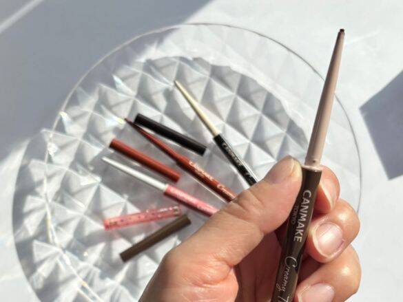 「10本は買ってる」「全色揃えてる」美容ライターが溺愛する715円リップとは？ 40代が“本気で使える”お手頃コスメを3つ厳選