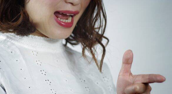 優先席で、高齢者に舌打ちする若者。誰も注意できずにいたら…近くにいた女性の「説教」が痛快すぎた