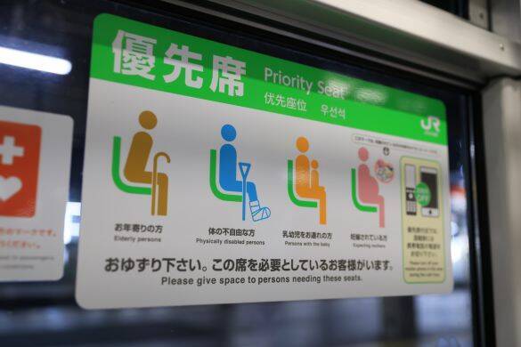 優先席で、高齢者に舌打ちする若者。誰も注意できずにいたら…近くにいた女性の「説教」が痛快すぎた