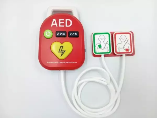 「「触るのが怖い」「LEDと誤解」…国内67万台でも認知度がこんなに低いワケ。AEDおもちゃ開発者の思いとは」の画像