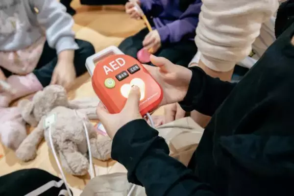 「「触るのが怖い」「LEDと誤解」…国内67万台でも認知度がこんなに低いワケ。AEDおもちゃ開発者の思いとは」の画像