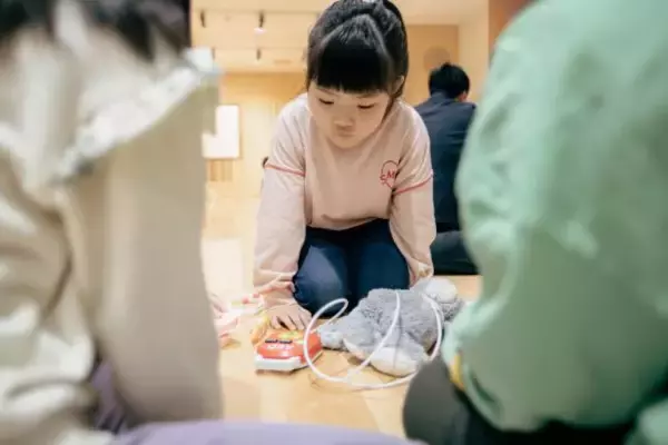「「触るのが怖い」「LEDと誤解」…国内67万台でも認知度がこんなに低いワケ。AEDおもちゃ開発者の思いとは」の画像