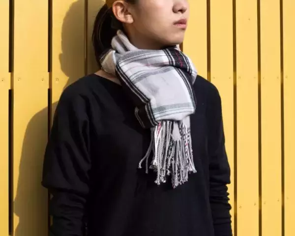 「マフラーの大人可愛い巻き方5選。30秒でできちゃう：12月に読みたい記事」の画像