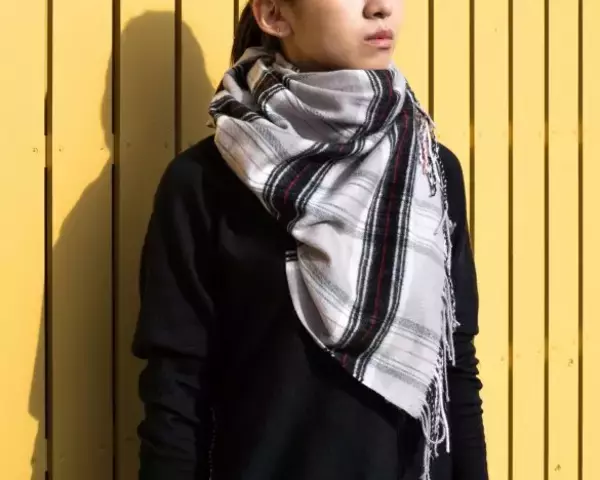 「マフラーの大人可愛い巻き方5選。30秒でできちゃう：12月に読みたい記事」の画像