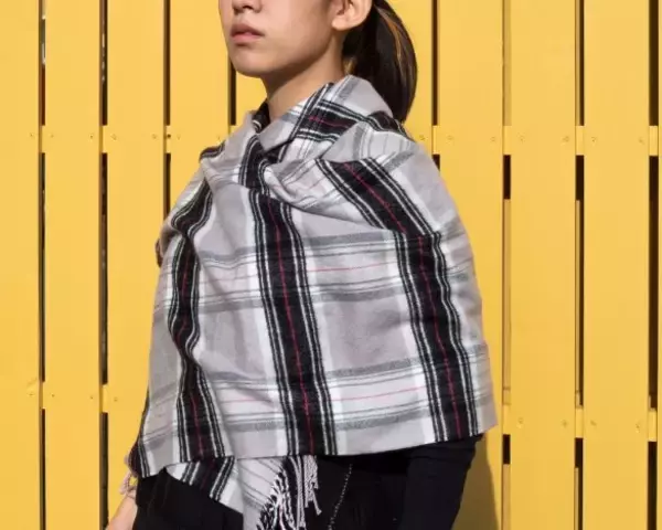 「マフラーの大人可愛い巻き方5選。30秒でできちゃう：12月に読みたい記事」の画像