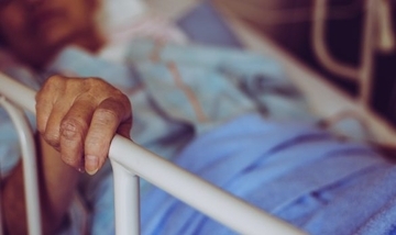 介護施設で「高齢者に毎日お尻を触られ、暴力も…」。20代・女性職員が明かす“限界寸前”の現場