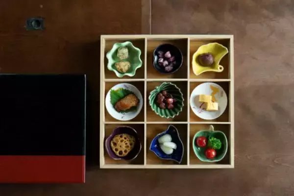 「60代未婚、ひとり。夢のようなお部屋で犬と暮らす、人気漫画家の年の重ね方とは」の画像