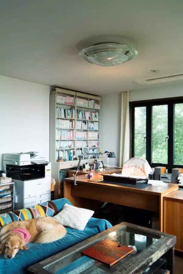 「60代未婚、ひとり。夢のようなお部屋で犬と暮らす、人気漫画家の年の重ね方とは」の画像