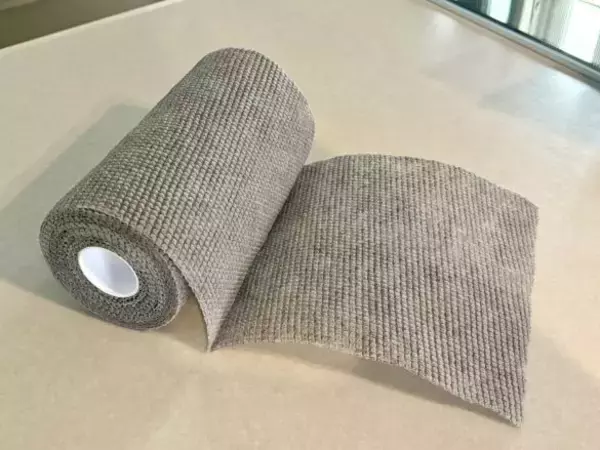 「油汚れも水あかも1枚でスルッ！ ダイソーの“神クロス”が万能すぎて家じゅうピカピカ…研磨剤不使用と思えない」の画像