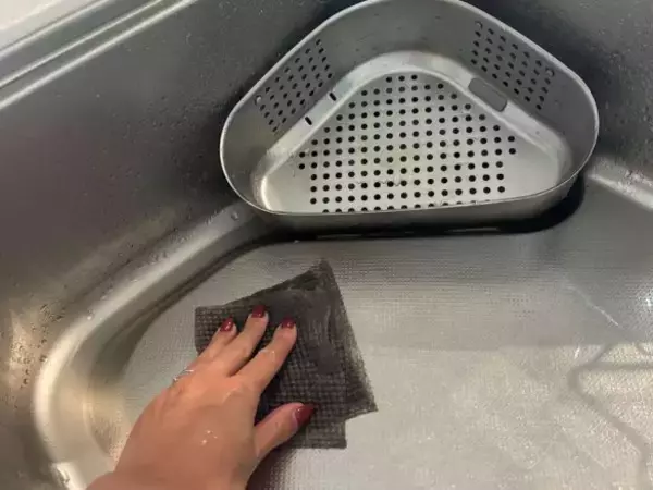 「油汚れも水あかも1枚でスルッ！ ダイソーの“神クロス”が万能すぎて家じゅうピカピカ…研磨剤不使用と思えない」の画像