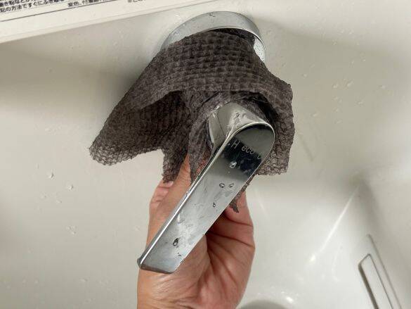 油汚れも水あかも1枚でスルッ！ ダイソーの“神クロス”が万能すぎて家じゅうピカピカ…研磨剤不使用と思えない